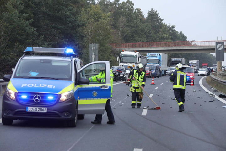 Die Unfallstelle glich einem Trümmerfeld. Dahinter staute sich der Verkehr.