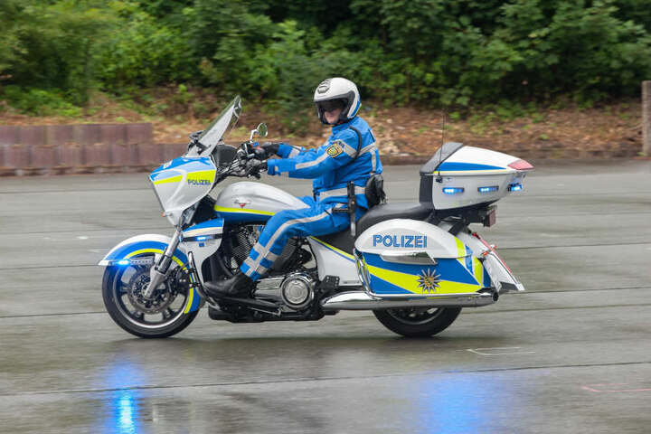 Das sind die Superbikes der Polizei; Victory Cross Country Tour mit 1,7 Liter-Maschine und 90 PS. Die Sonderausstattung: Radarmesser, Videokamera, Blaulicht rundum, Stopplicht, Navi, Digitalfunk, Laptop mit Drucker.