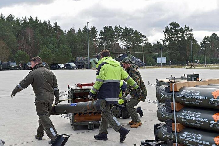 Soldaten bereiten die Munition vor: Je nach Mission kann der "Tiger" mit bis zu 38 Raketen oder zwei Maschinengewehren mit je 400 Schuss bewaffnet werden.