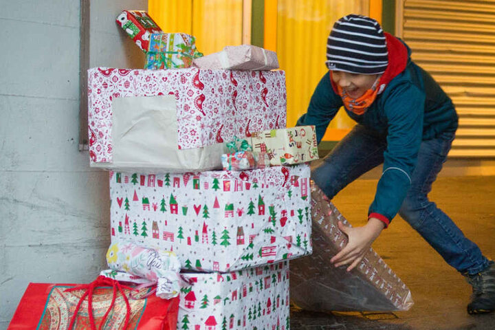 Lukas (10) schnappt sich bei der Aktion in Stuttgart ein Geschenk.