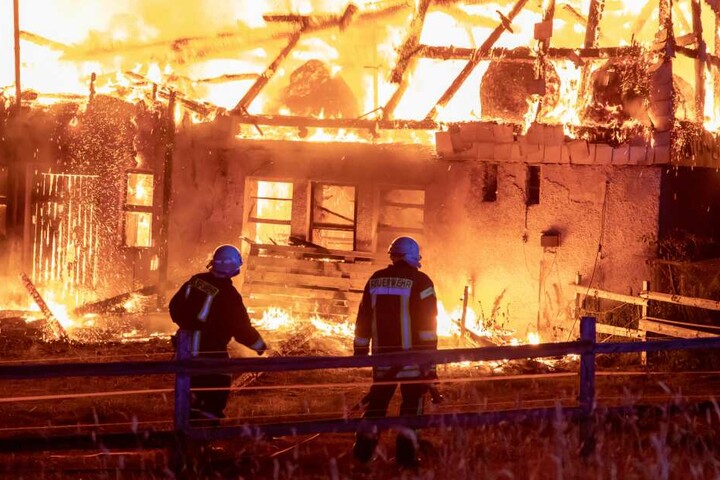 Der Feuerschein war weithin sichtbar.