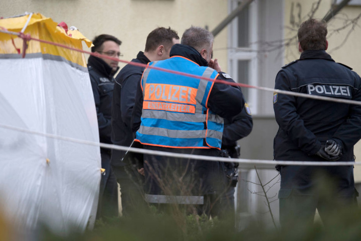 Der tote Mann wurde in dem brennenden Auto aufgefunden, während der Leichnam der Frau neben diesem lag.