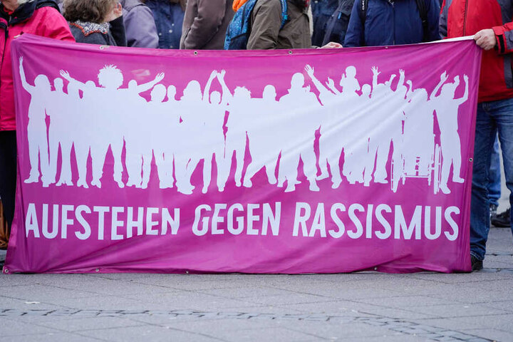 Das "Bündnis gegen Naziaufmärsche Worms" demonstrierte gegen die Mahnwache. (Symbolbild)