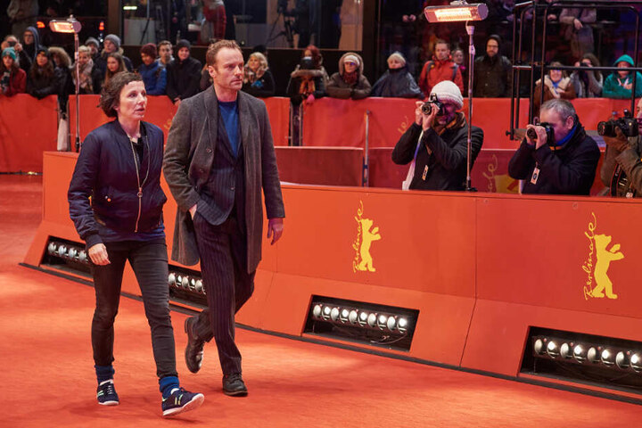 Die Ermittler Nina Rubin (Meret Becker) und Robert Karow (Mark Waschke) gehen bei ihren Ermittlungen im "Tatort: Meta" über den roten Teppich der Berlinale (undatierte Aufnahme). (Archivbild)