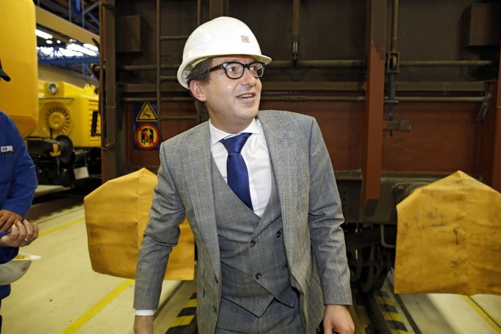 Bundes-Verkehrsminister Alexander Dobrindt (47, CSU). Sein Ministerium machte
sich für die Dresdner Bahn stark. Unklar ist, wie die Haltung unter einer neuen
Regierung ab Herbst ist.