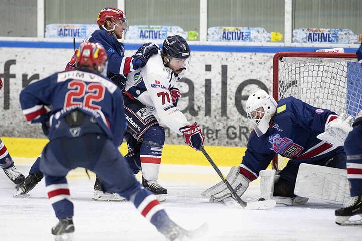 Dale Mitchell (2.v.r.) versuchte hier im Halbfinale um die dänische Meisterschaft den Puck im Kasten der Rungsted Seier Capital unterzubringen.