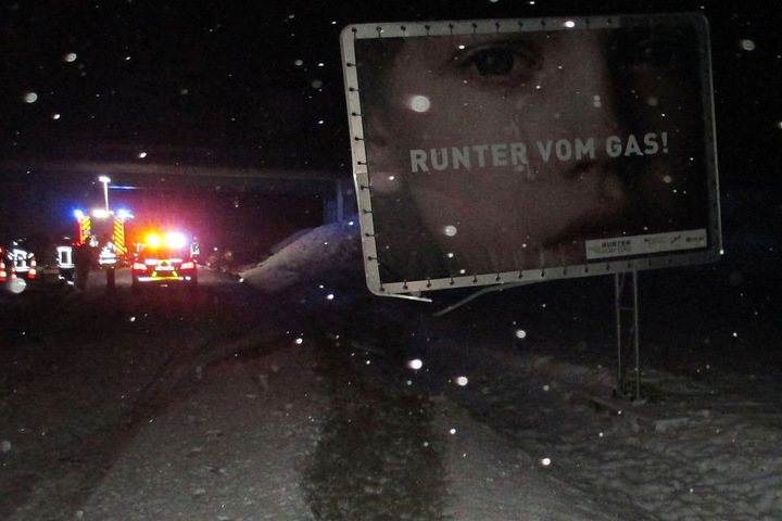 Ausgerechnet gegen ein "Runter vom Gas"-Schild fuhr der Mann.