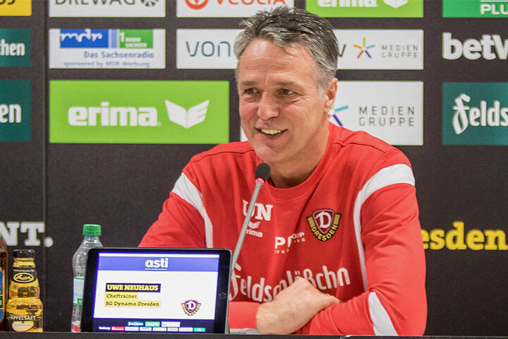 Alle warten gespannt darauf, was Dynamo-Trainer Neuhaus für Überraschungen bringt.