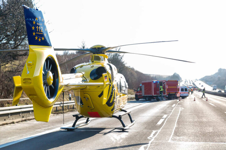 Auch ein Rettungshubschrauber kam bei dem schweren Auffahr-Unfall zum Einsatz.