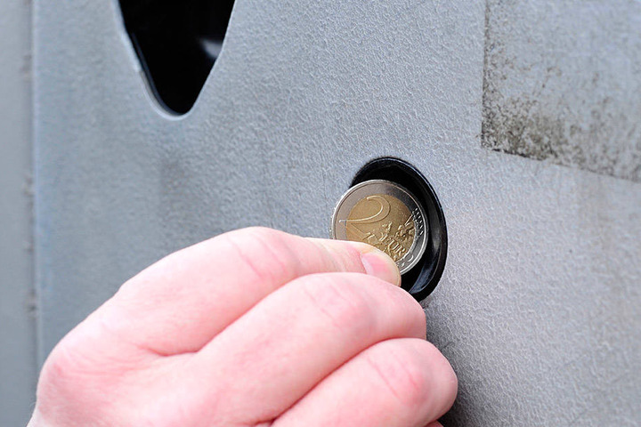 Wer ein Zwei-Euro-Stück in den Automat schmeißt, sieht diese Anzeige. Die
Automaten wechseln nicht.