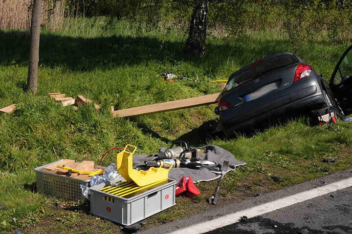 Ein Trümmerfeld. Die beiden Autos waren frontal ineinander gekracht.