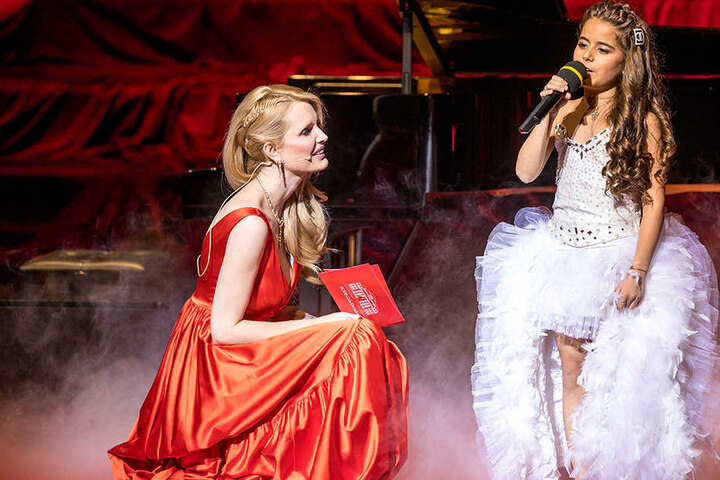 Gala-Moderatorin Mirja du Mont (40) plaudert mit „Programmpünktchen“
Magdalina Avdalyan (9), Halbfinalistin der Sat.1-Show „The Voice Kids 2016“.