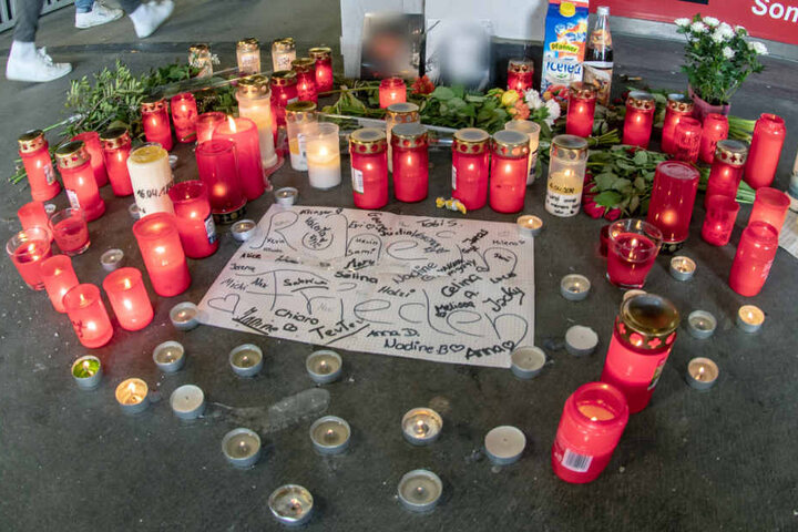Vor einer Fußgängerpassage wurden Kerzen und Blumen für den verstorbenen 15-Jährigen abgelegt.
