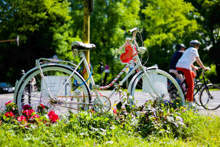 Ein geschmücktes Fahrrad steht an einer Kreuzung in Köln. Hier war im Jahr 2011 eine junge Radfahrerin bei einem Verkehrsunfall tödlich verletzt worden.