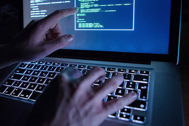 Zugangsdaten für die geplante "Bloßstellung" sicherte sich der Schüler im Darknet. (Symbolbild)