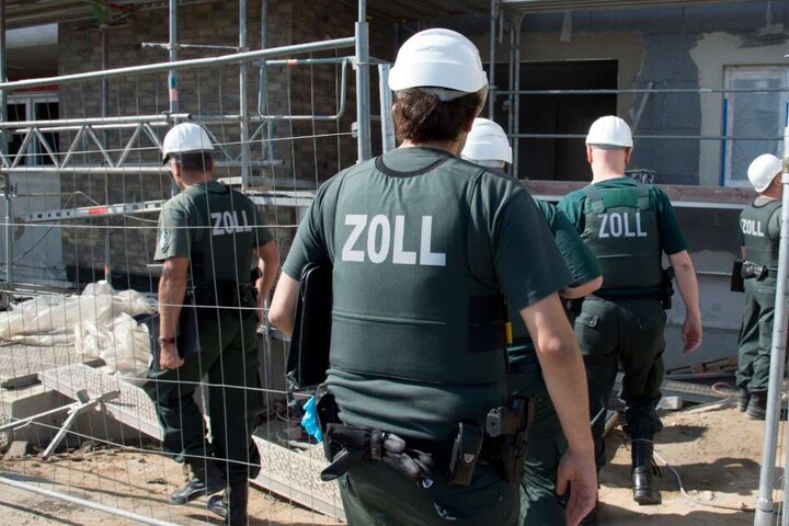 Die Zollermittler hatten zwei Geschäftsführer von Baufirmen genauer unter die Lupe genommen. (Symbolbild)