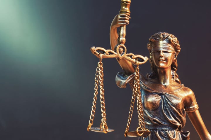 Die Anklage gegen den 38-Jährigen lautet auf Misshandlung von Schutzbefohlenen und Körperverletzung. (Symbolbild)