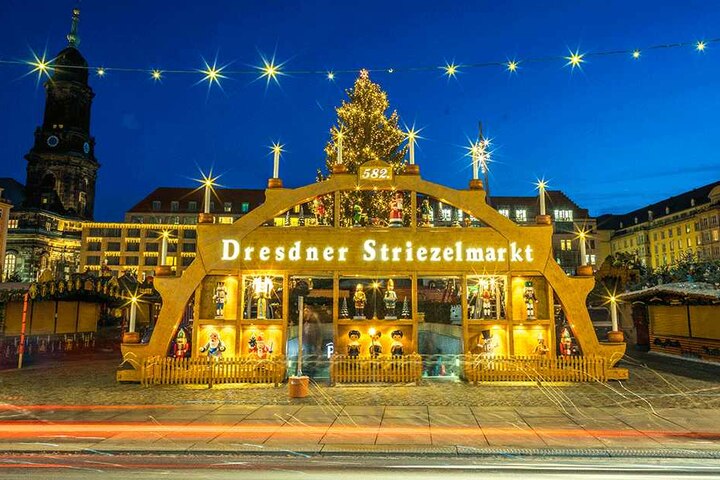 Der Schwibbogen wird von Strahlern und Spotleuchten ins rechte Licht gerückt.