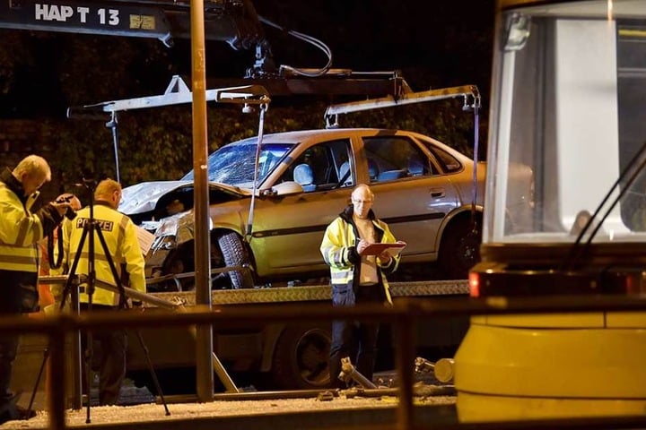 Das Unfallauto wird auf den Abschleppwagen gehoben.
