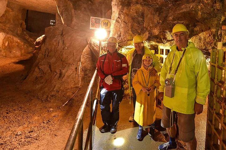 Haben die Temperaturen in 80 Metern Tiefe genossen: Margritta Ebert (63) mit Enkel Eric (8) und Jochen Kühn (61).