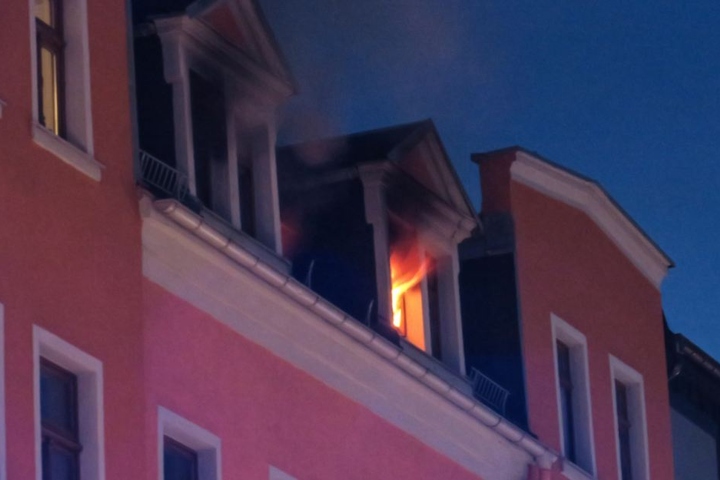 Hell loderten die Flammen aus der Dachgeschosswohnung.