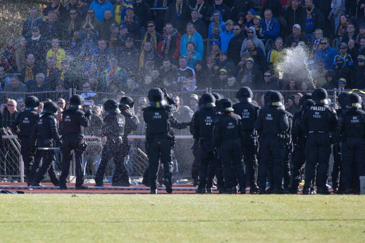 Die Polizisten mussten beim Sachsenpokal-Halbfinale mit Pfefferspray gegen die aggressiven Fußballfans vorgehen.