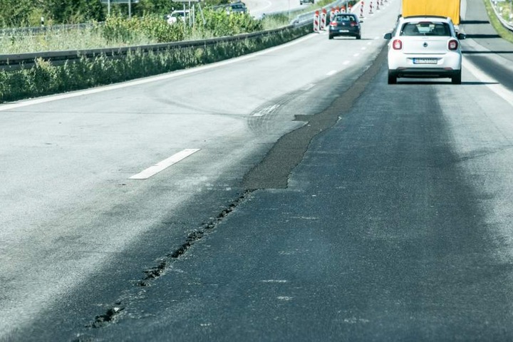 Auf etwa der Hälfte ist die Asphalt-Rille bereits wieder geflickt.