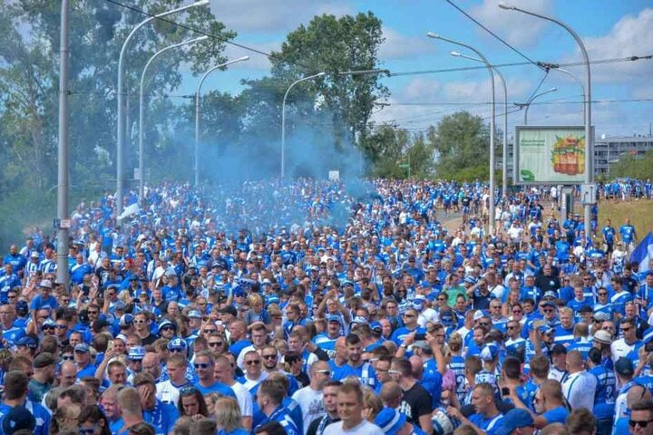 Vereinzelt wurde Pyro gezündet und Böller explodierten. Ansonsten blieb es ruhig.