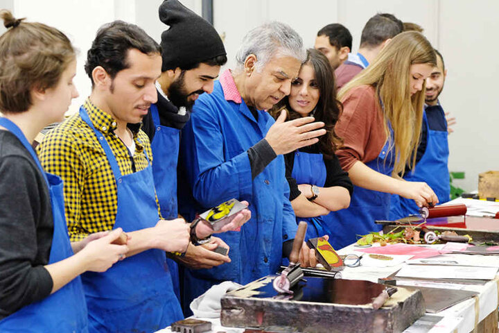 Abdullah mit seinen Studenten in der Werkstatt.