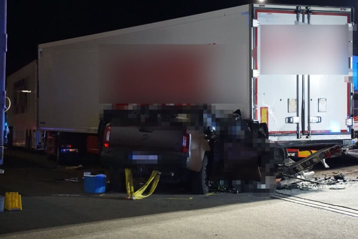 Der Mercedes knallte ungebremst in den Anhänger.