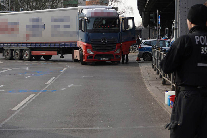 Ob es sich bei der Frau um eine Fußgängerin oder Fahrradfahrerin handelte, war noch nicht bekannt.