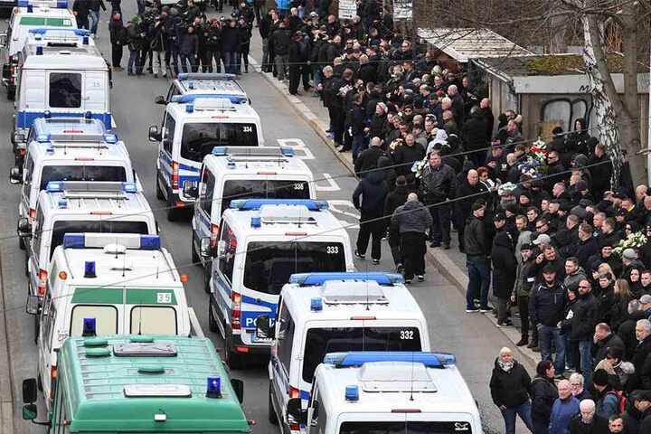 Die Polizei sicherte den Aufmarsch am St.-Michaelis-Friedhof mit mehr als 1000 Beamten ab.