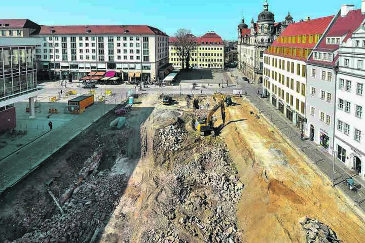Das Baufeld gestern von oben. Hinten das Taschenbergpalais.