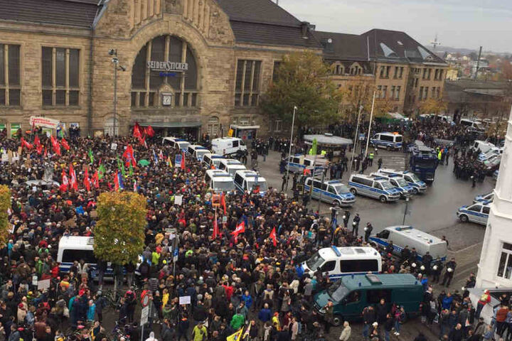 Tausende Demonstranten haben sich am Bielefelder Bahnhof eingefunden.