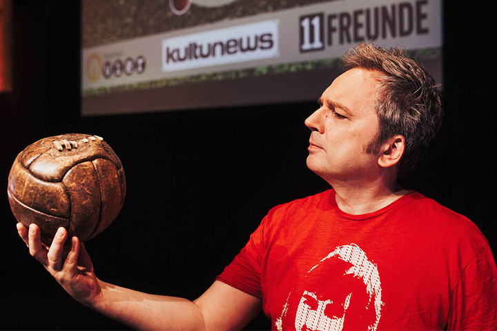 Kuriositäten rund ums runde Leder: In den Live-Shows von Kultmoderator Arnd Zeigler (53) feiern Fußballfans aller Vereine gemeinsam ihre Leidenschaft.