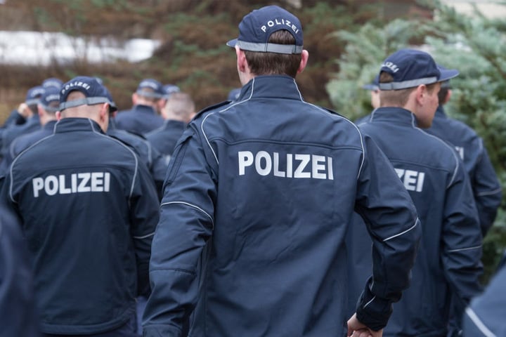 Wachpolizisten sollen durch eine verkürzte Ausbildung schneller in den
regulären Polizeidienst wechseln können.