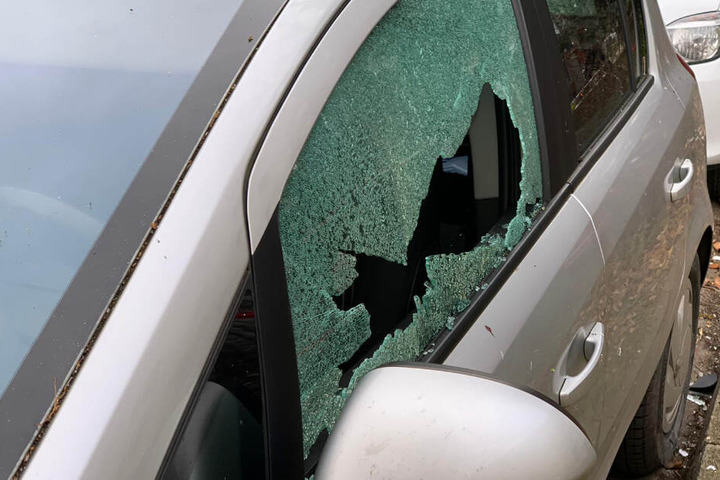 Durch die Druckwelle der Explosion wurde sogar umstehende Autos beschädigt.