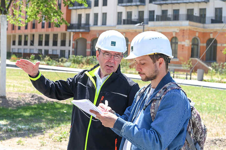 Bauleiter Cunar Meyer erklärt TAG24-Volontär Sebastian Tangel (32) die architektonischen Besonderheit des 100-Millionen-Projekts.