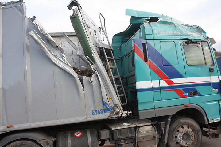 Der Lkw wurde schwer beschädigt.