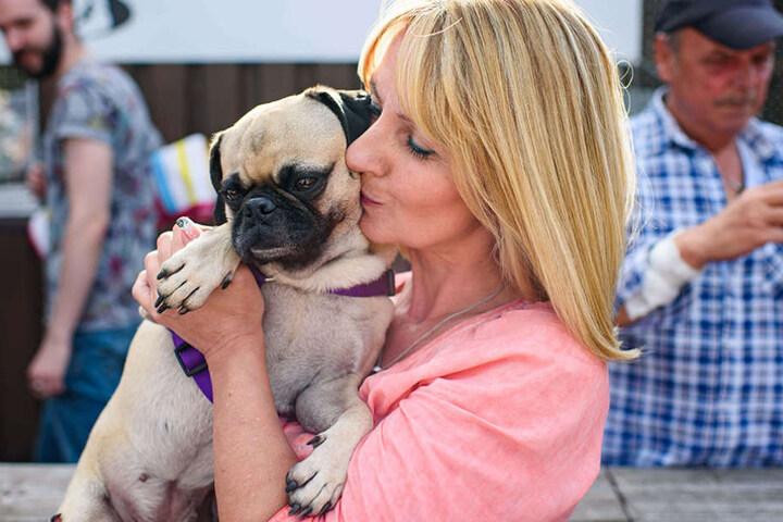 Angela Kaiser und ihr Mops Emma freuen sich über den ersten Platz mit 5,6 Sekunden beim Mopsrennen.