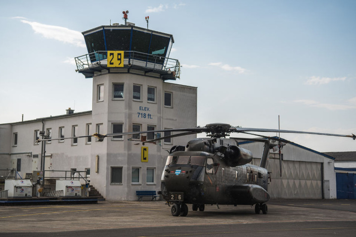 Auf dem Weg zur Tankstelle stieß der Hubschrauber gegen den Tower.
