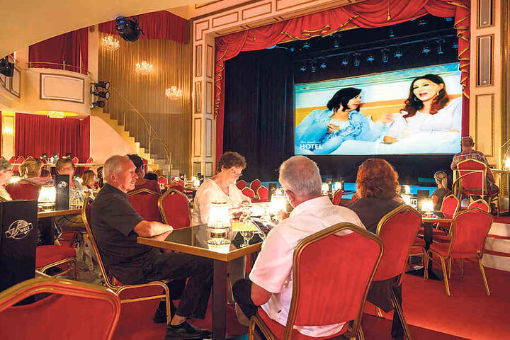 Das Finale auf großer Leinwand. Über 50 Dresdner kamen zu Zora ins Theater,
um mit ihr um den Sieg zu bibbern.