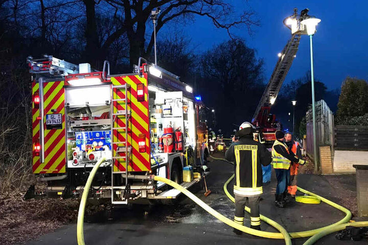 Nach über zwei Stunden hatten die 60 Einsatzkräfte vor Ort das Feuer unter Kontrolle.