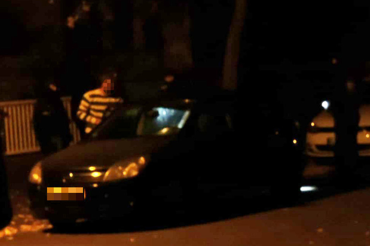 Auch ein vor dem Wohnhaus geparktes Auto wurde durchsucht.