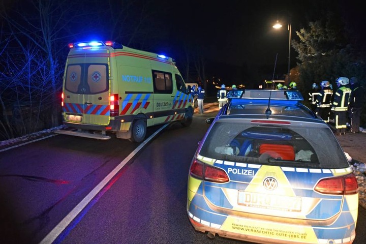 Die Fahrer wurden schwer verletzt ins Krankenhaus gebracht.