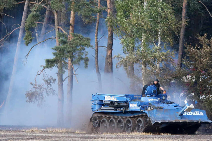 In den Löschpanzern ist die Gefahr durch Munitionsreste geringer.