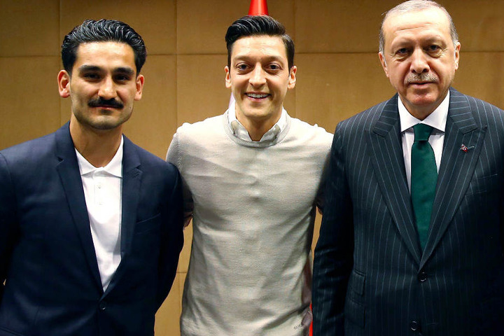 Ein Treffen mit Recep Tayyip Erdogan (r.) sorgte in Deutschland für Aufregung.