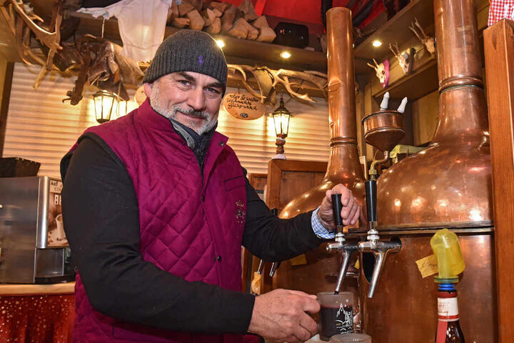 Markus Harich (54) von der Jagerhütt'n wärmt heute seine Gäste mit Glühwein, begann aber einst mit Handschuhen.