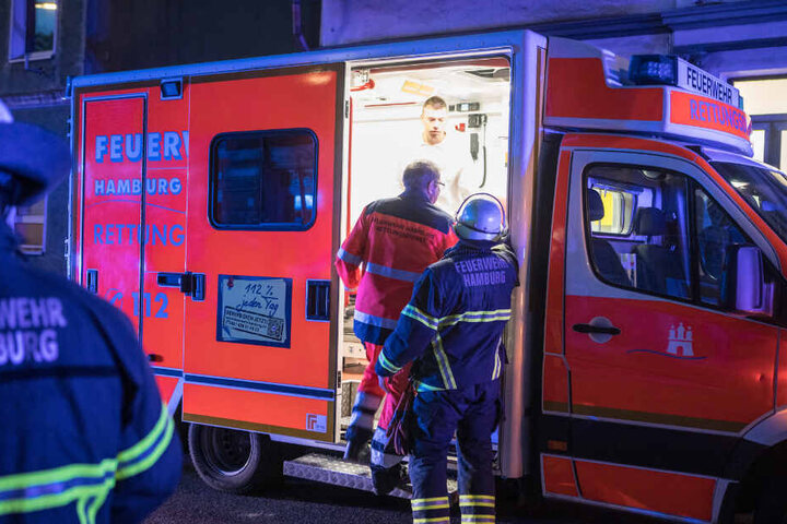 Mehrere Männer mussten von Rettungssanitätern behandelt werden.