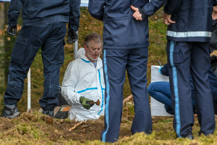 Einsatzkräfte der Polizei graben an einem möglichen Ablageort einer Mädchenleiche.